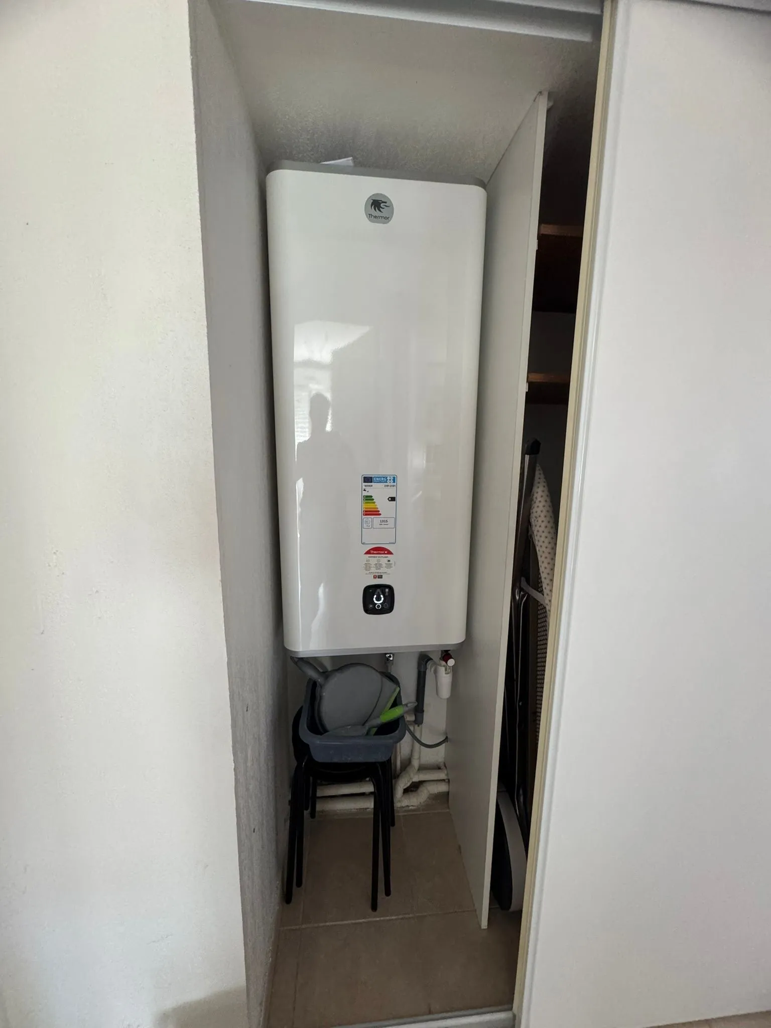 Chauffe-eau électrique mural blanc Thermor avec étiquette énergie et afficheur